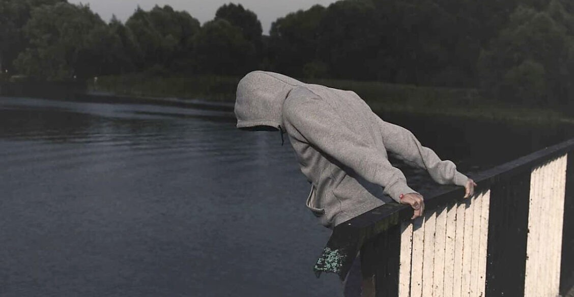 «Что ты можешь ей дать, уголовник?» Как два «неудачника» под абрикосом встретились