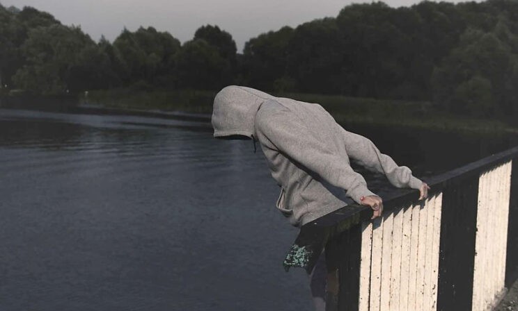 «Что ты можешь ей дать, уголовник?» Как два «неудачника» под абрикосом встретились