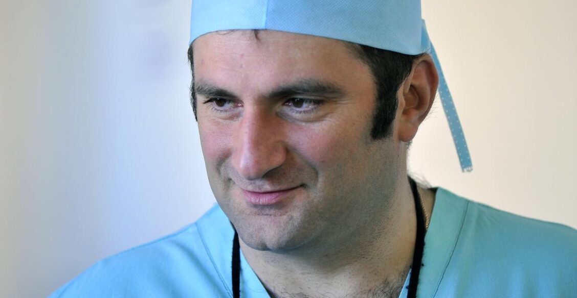 «Спасти за 17 минут». Хирург Ашот Григорьян оперирует пороки сердца у детей с малым весом