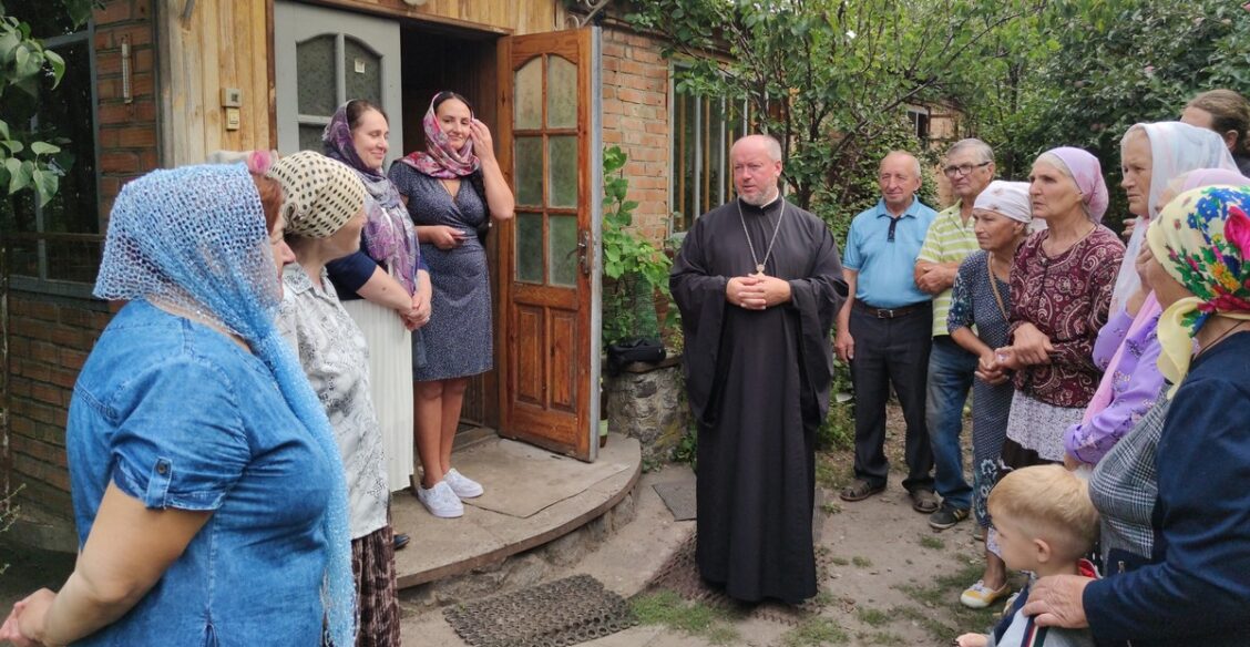 Хата, вагончик и аварийная школа. Как живут православные украинцы, у которых отобрали храмы