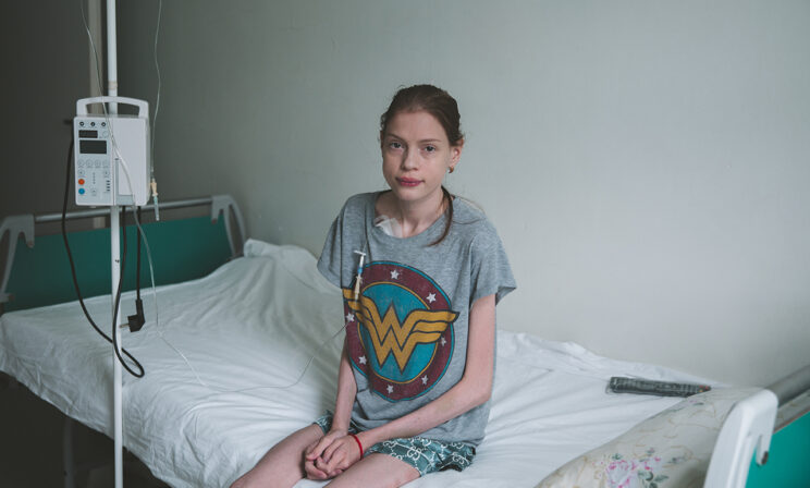 Целый год Даша не выходила на улицу. С огромным кислородным концентратором это невозможно