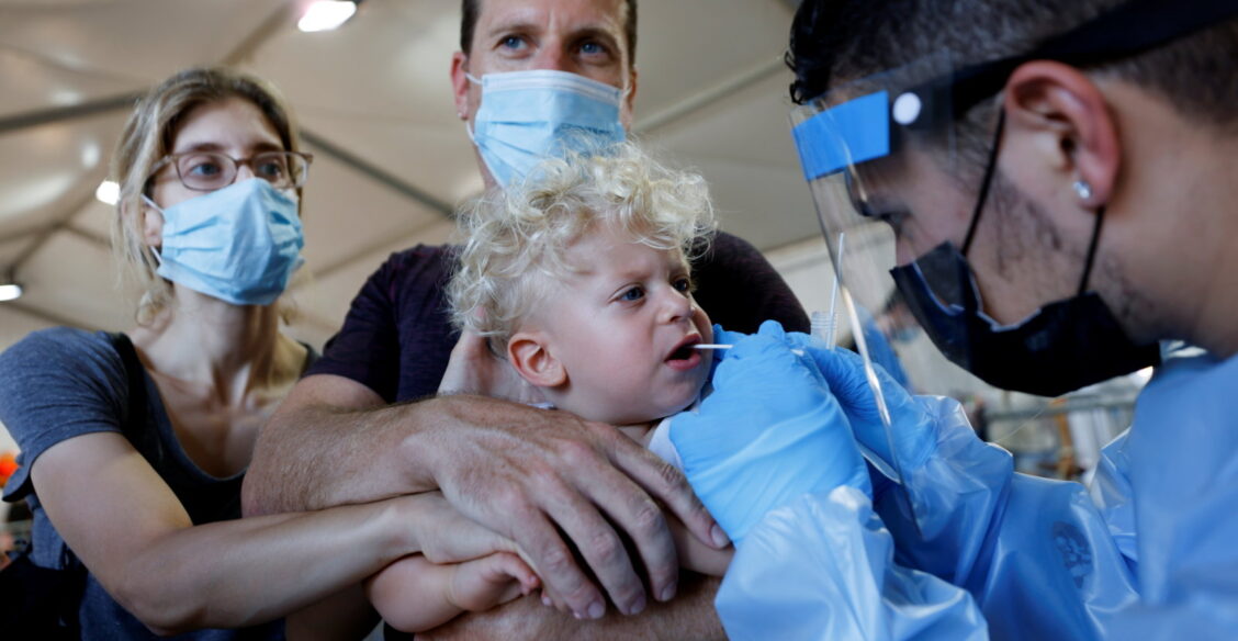 В Израиле снова болеют ковидом. В 50% случаев — это дети