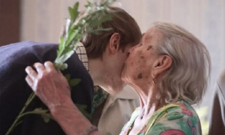 «Я вас мамой звать буду!» Как бабушки из богадельни вора-рецидивиста усыновили