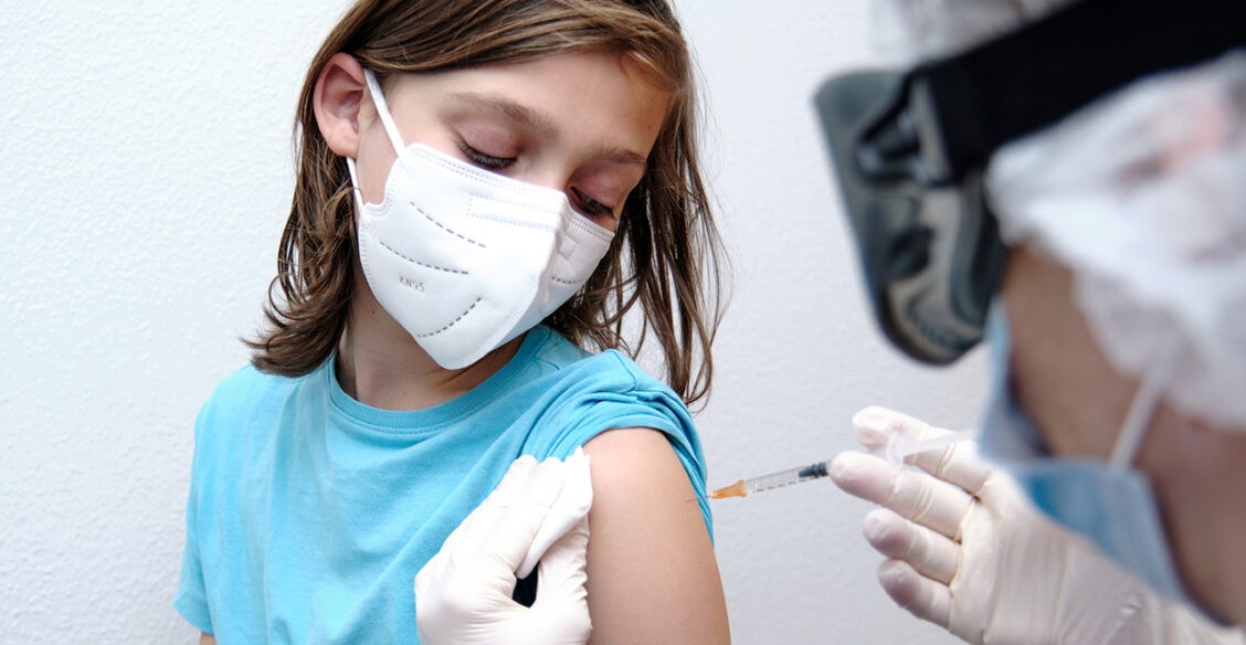 «Я вакцинировала ребенка от коронавируса». Родители — о том, как их дети перенесли прививку