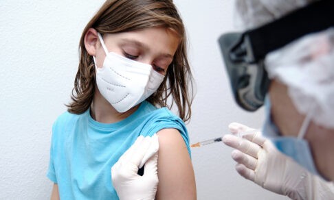 «Я вакцинировала ребенка от коронавируса». Родители — о том, как их дети перенесли прививку