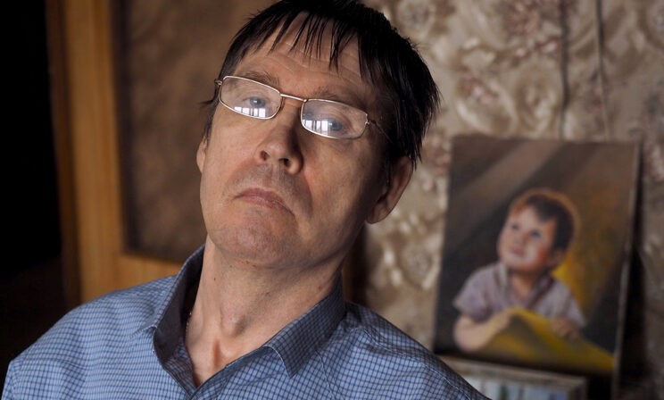 «Пока живу, пишу». Александра Максимовича парализовало, но он остается художником