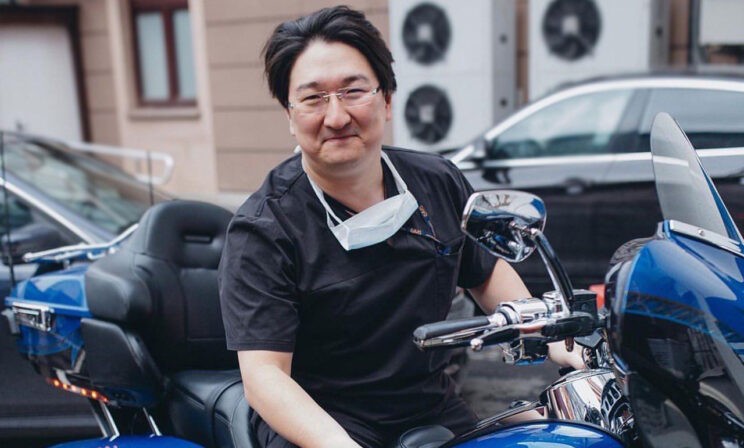 «Берешь мотик и отдыхаешь душой». Бадма Башанкаев — о братстве врачей-байкеров