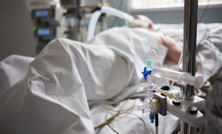 Жена и дочь просили отключить его от ИВЛ и дать умереть. Что сделал врач?