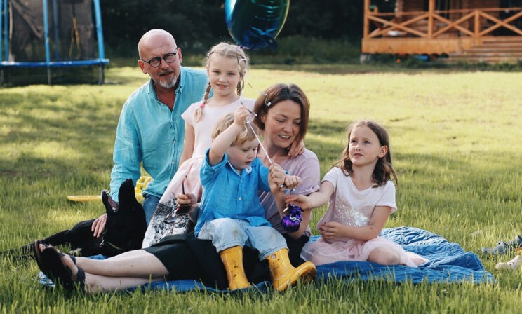 «В сельской школе ЕГЭ сдать легче». Валерий Панюшкин и Ольга Павлова — почему их дети учатся не в городе