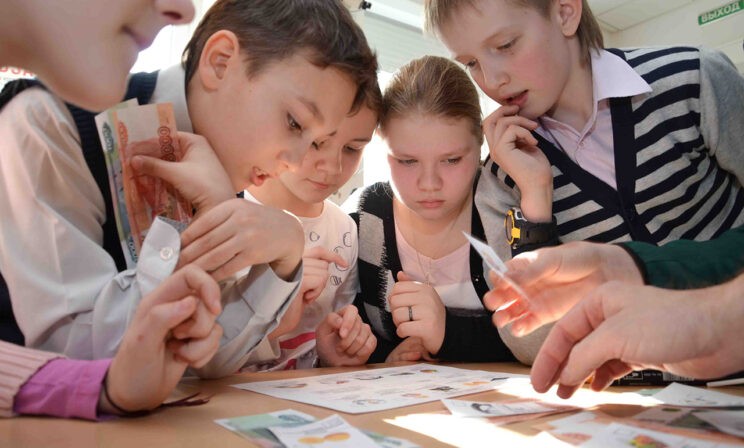 «А сколько стоят сосиски?» Как научить детей считать деньги