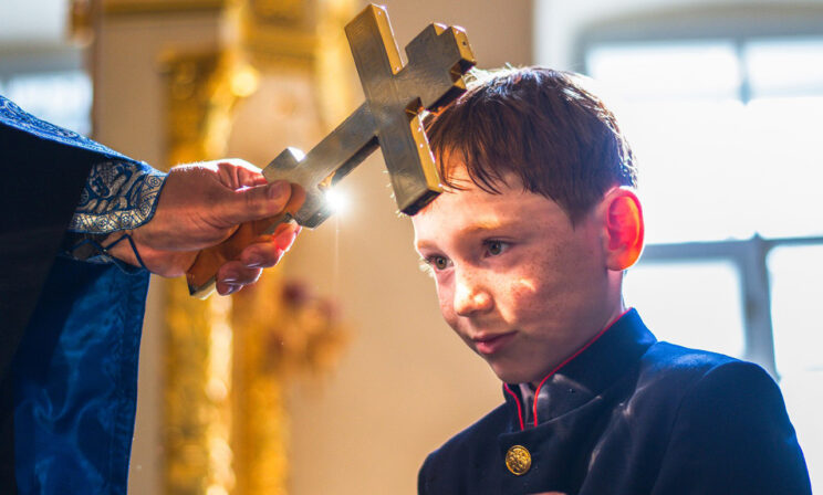 «На каждом из нас поставлен крест». Священник Андрей Мизюк — как пережить боль и страдания