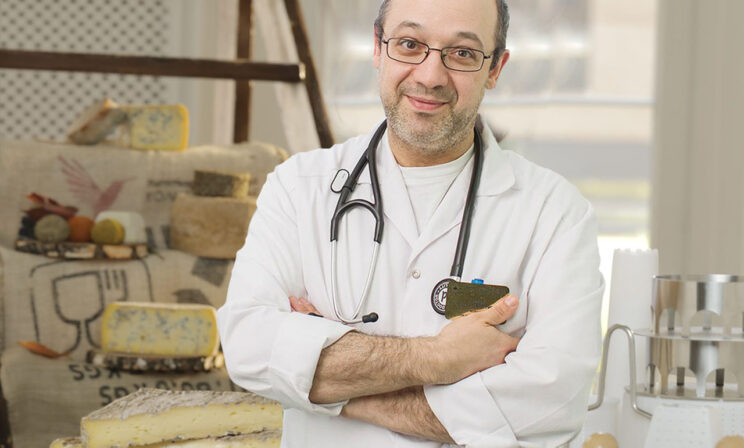 «Прихожу из больницы и… делаю сыр». Кардиолог Алексей Эрлих — как зреет бри на обычной кухне