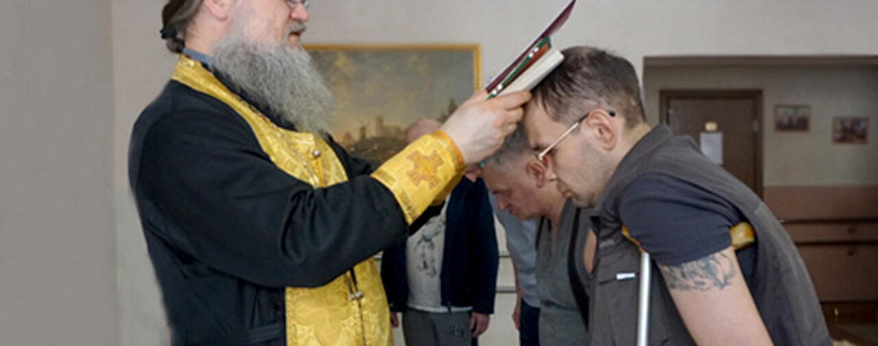 «Помолитесь за моего брата, Тома Круза». Что делает священник в психиатрической больнице