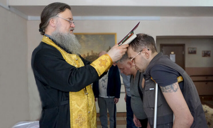 «Помолитесь за моего брата, Тома Круза». Что делает священник в психиатрической больнице