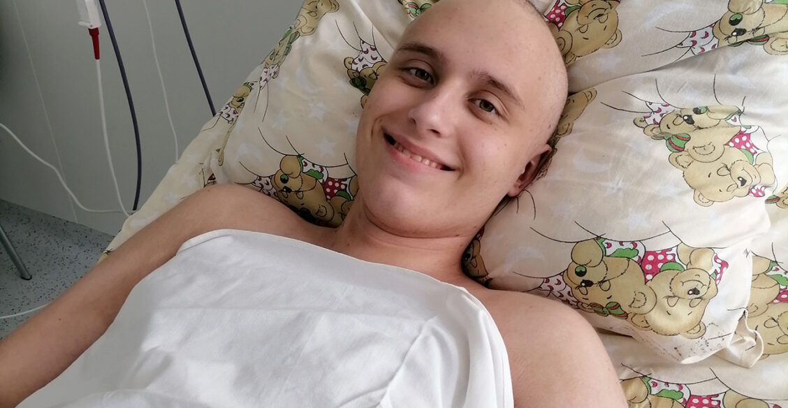 Артем почти победил саркому. Но ему исполнилось 18 — лечение стало платным