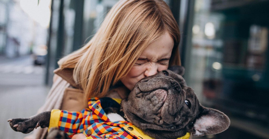 «Он скорее умрет, чем позволит обидеть хозяйку». Бродячая стая кинулась на Марину, но ее спас Мухтар
