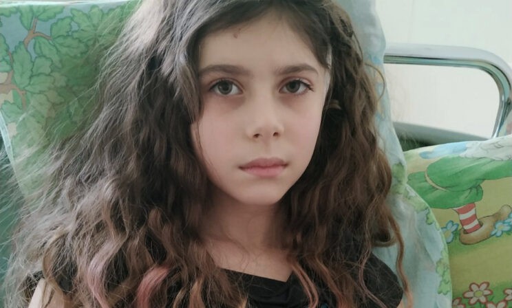 «Зачем вы это со мной сделали?» У Лизы удалили опухоль головного мозга, и девочку парализовало