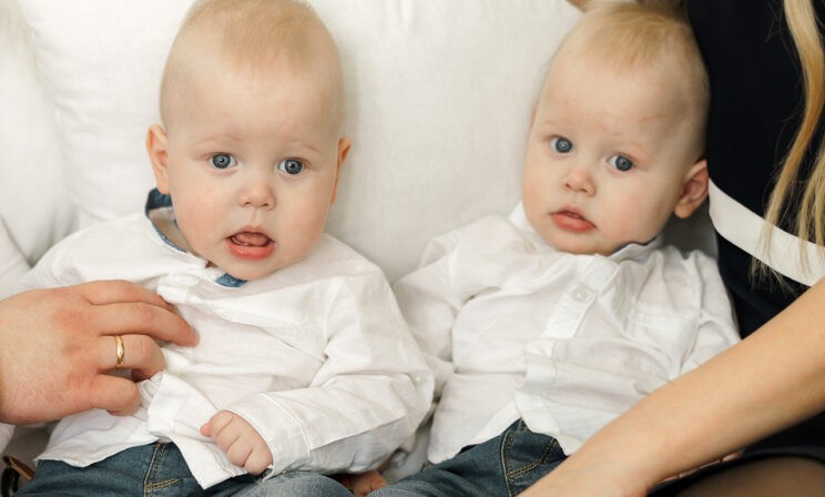 Близнецы родились здоровыми. А сейчас у каждого по 70 приступов эпилепсии в день