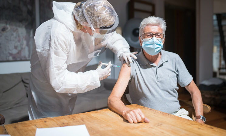 Как и когда ревакцинироваться от ковида. Объясняет терапевт Ярослав Ашихмин