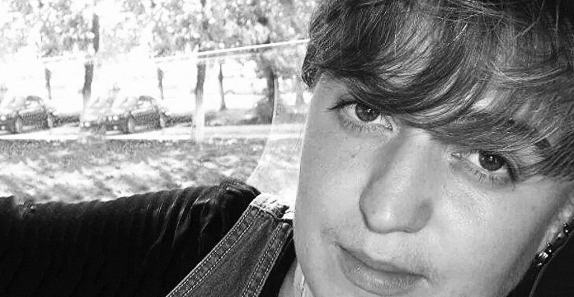 «Сын не выпускает из рук мамин телефон». Врач скорой помощи и ее муж умерли от ковида