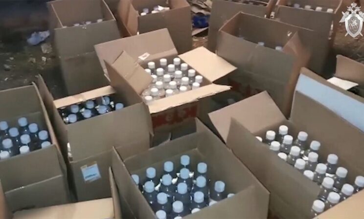 В Оренбуржье из-за суррогатного алкоголя погибли 26 человек, среди них — родители 5 детей. Что известно о трагедии