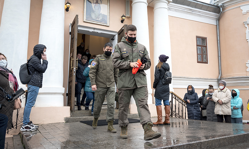 СПБ В магазине женщина хотела украсть обувь. Украденные ботинки