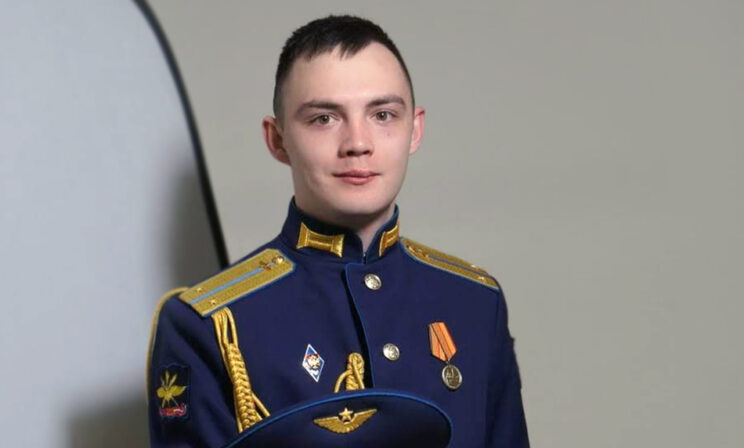 Лейтенант Александр оступился на лестнице и еле выжил. Теперь он не может ходить