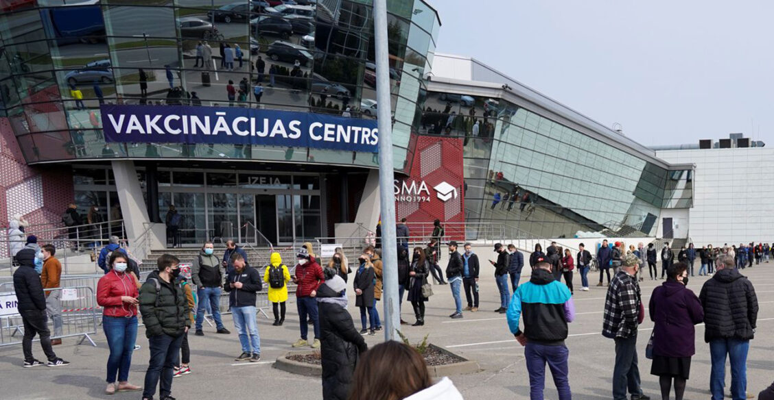 Ковидные морги переполнены, вакцинированных недостаточно. Коронавирус в Латвии