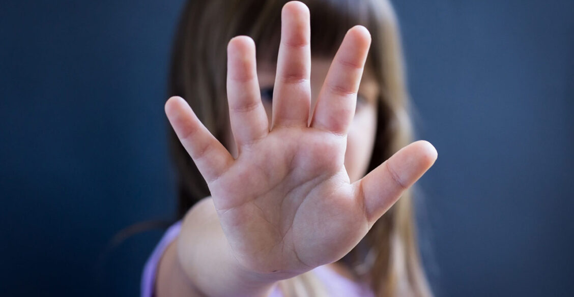 «Никто не должен к тебе прикасаться». Как научить этому ребенка