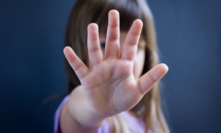 «Никто не должен к тебе прикасаться». Как научить этому ребенка