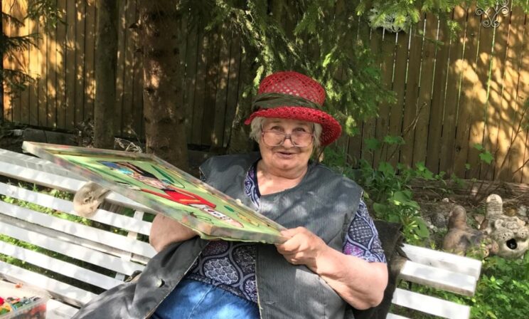 Шесть кошек и английская королева. Как вышивка помогает Юлии Алешичевой жить с деменцией