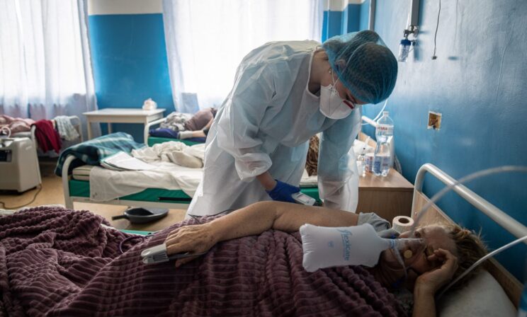 «Сертификаты покупаются, а жертв неправильного лечения не считают». Украина и ковид