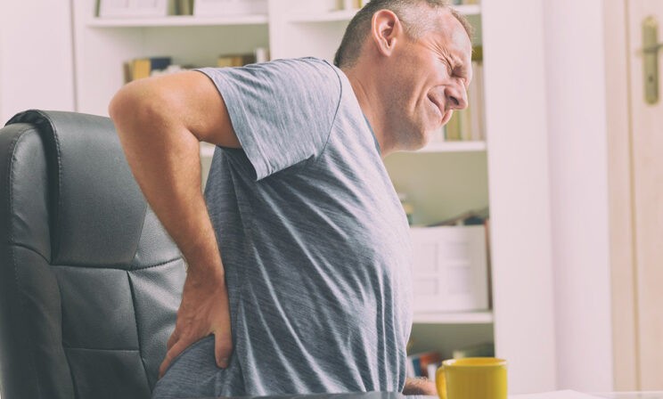 «Поясницу зажало». Врач-невролог — как справиться с сильными болями в спине без операции