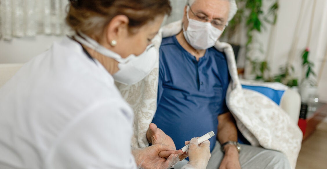 Пациенты с диабетом чаще умирают от ковида. Что делать, если заразился