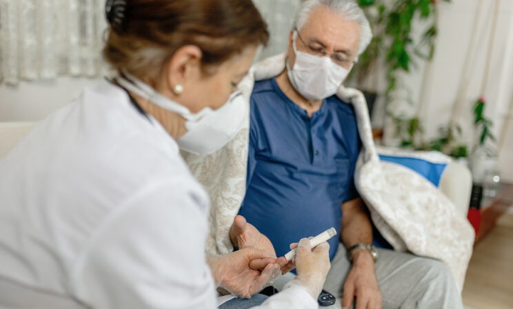 Пациенты с диабетом чаще умирают от ковида. Что делать, если заразился