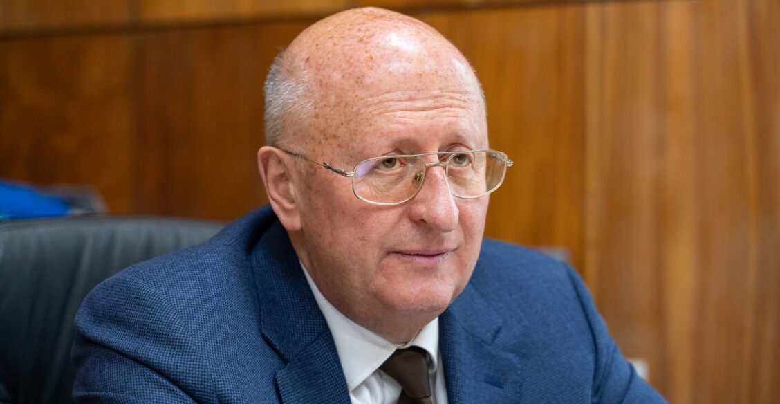 Александр Гинцбург «Правмиру»: «Детям будут делать две прививки»