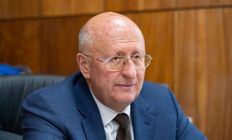 Александр Гинцбург «Правмиру»: «Детям будут делать две прививки»