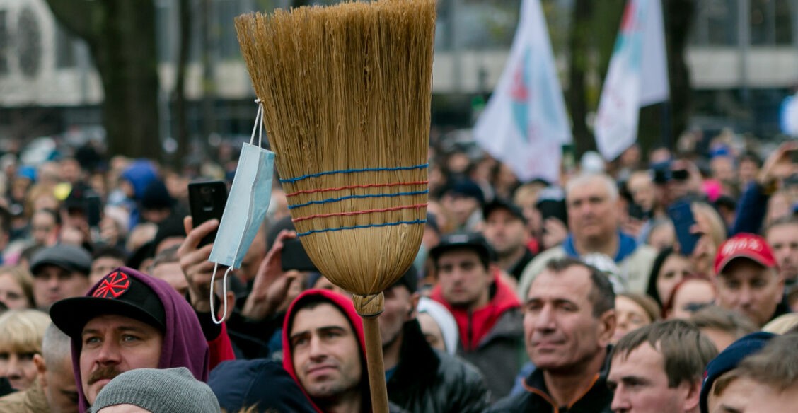 «Пандемия придумана, а новости я не слушаю». Что говорят украинские антипрививочники