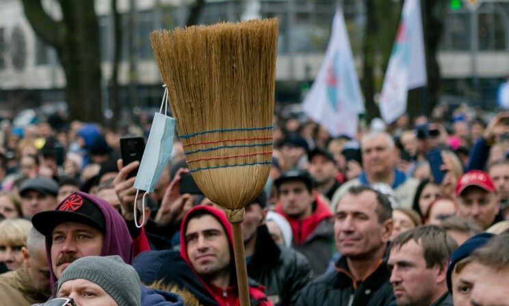 «Пандемия придумана, а новости я не слушаю». Что говорят украинские антипрививочники