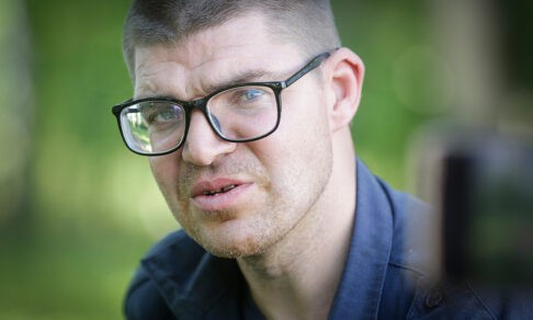 «Я всю зиму готовился к побегу». Дима вышел из ПНИ без куртки и ночь шел по трассе