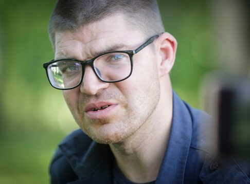 «Я всю зиму готовился к побегу». Дима вышел из ПНИ без куртки и ночь шел по трассе