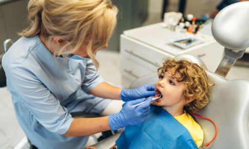 Лечить ребенку зубы с седацией или под наркозом? Объясняет детский стоматолог