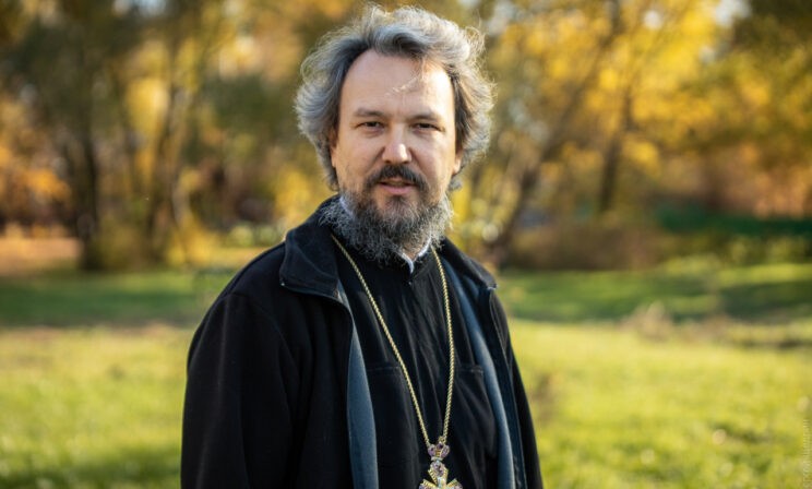 «Батюшка, вы мне всю жизнь сломали!» Как работает духовный абьюз