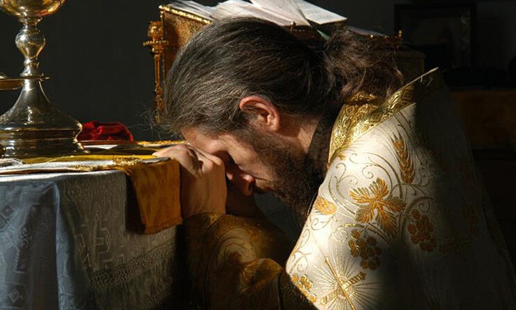 «Поп ты или нет?» Как отец Евгений не принял пьяного в храме — а потом просил его о помощи