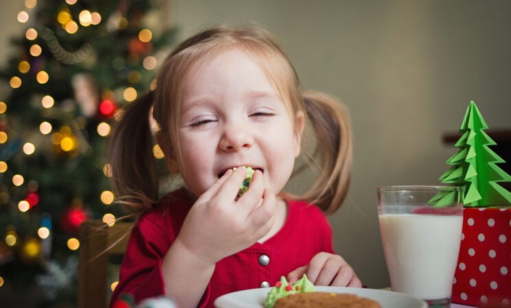 Не больше двух конфет в сутки. Почему сладкие новогодние подарки лучше не давать детям