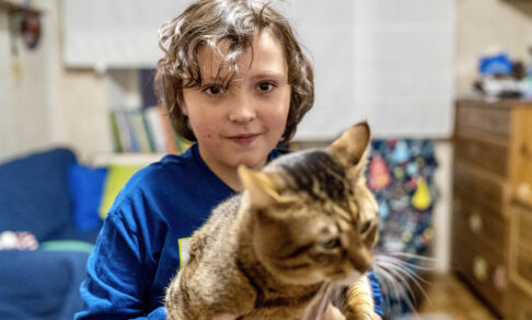 «Жизнь — мой лучший друг». История Вани, который пьет 50 таблеток в день