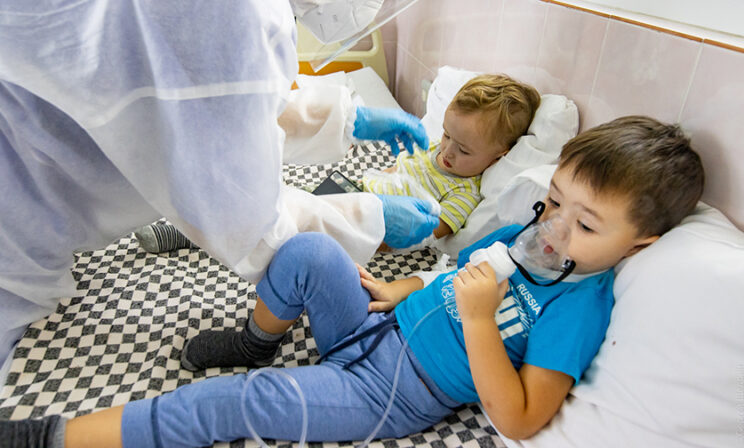 Омикрон и дети: вакцины не хватает, в больницах разворачивают дополнительные койки