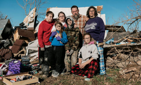 «За 22 секунды наш дом сложился пополам». Что пережили люди во время торнадо в США