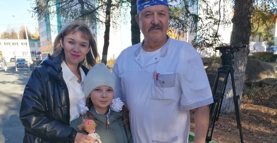 «Эту куклу вы подарили мне перед операцией». Пациентка нашла реаниматолога, который спас ей жизнь
