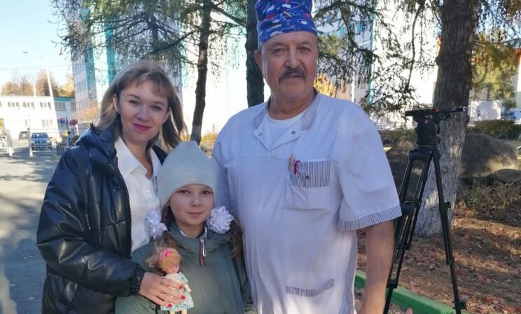 «Эту куклу вы подарили мне перед операцией». Пациентка нашла реаниматолога, который спас ей жизнь